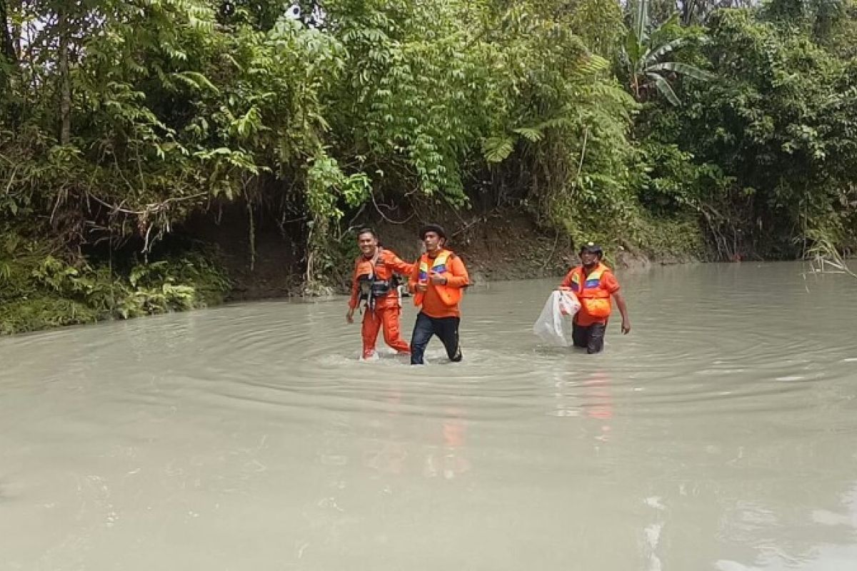 Basarnas Nias cari anak terseret arus sungai