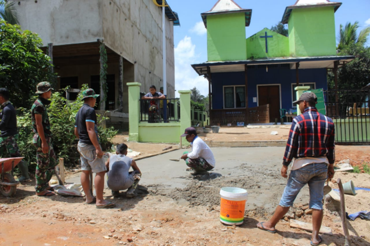 TMMD lakukan pengecoran jalan Gerbang Gereja Pante Kosta