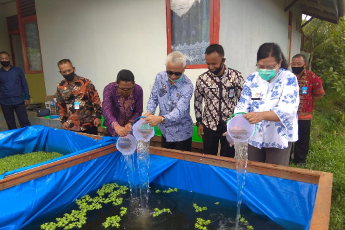 Kakanwil Kemenkumhan Kalbar lepas ikan Lele di Rutan Putussibau