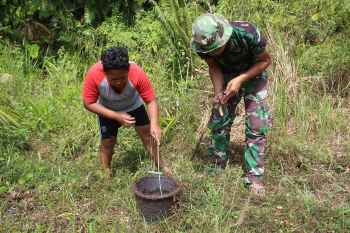 Personel TMMD bantu cari umpan pancing