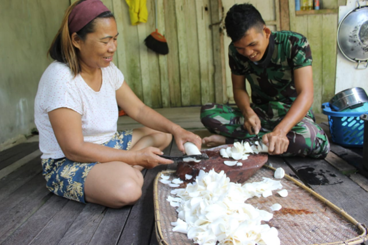 Anggota TMMD bantu warga buat keripik