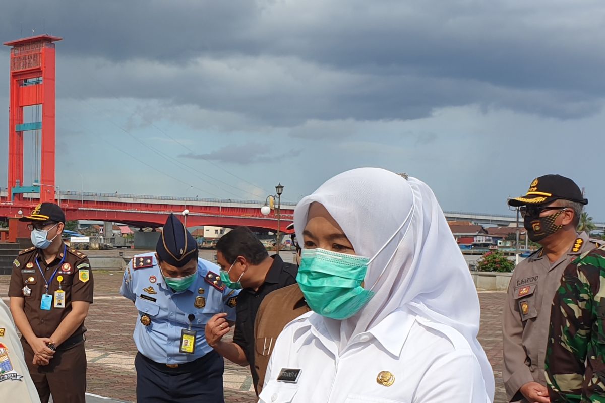 Pemkot Palembang bagikan masker untuk tekan penyebaran  COVID-19