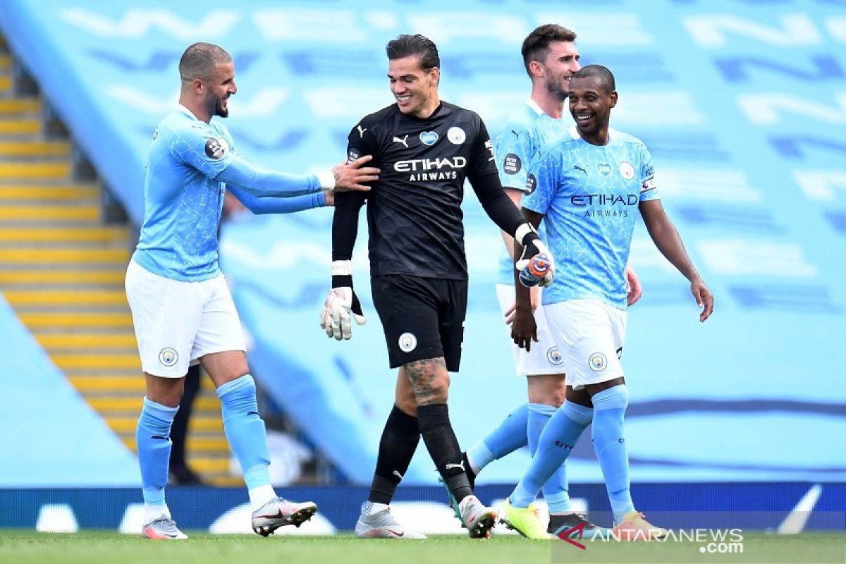 Kiper Ederson  rebut Sarung Tangan Emas Liga Premier