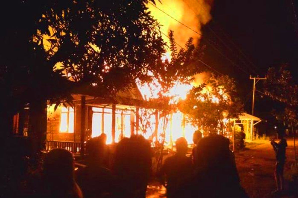 Delapan rumah dan satu bangunan sarang burung walet di Kapuas habis terbakar