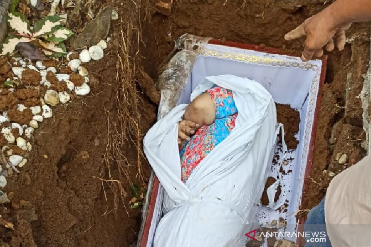 Viral jenazah COVID-19 di Medan dikubur masih pakai baju daster, ini penjelasan lurah
