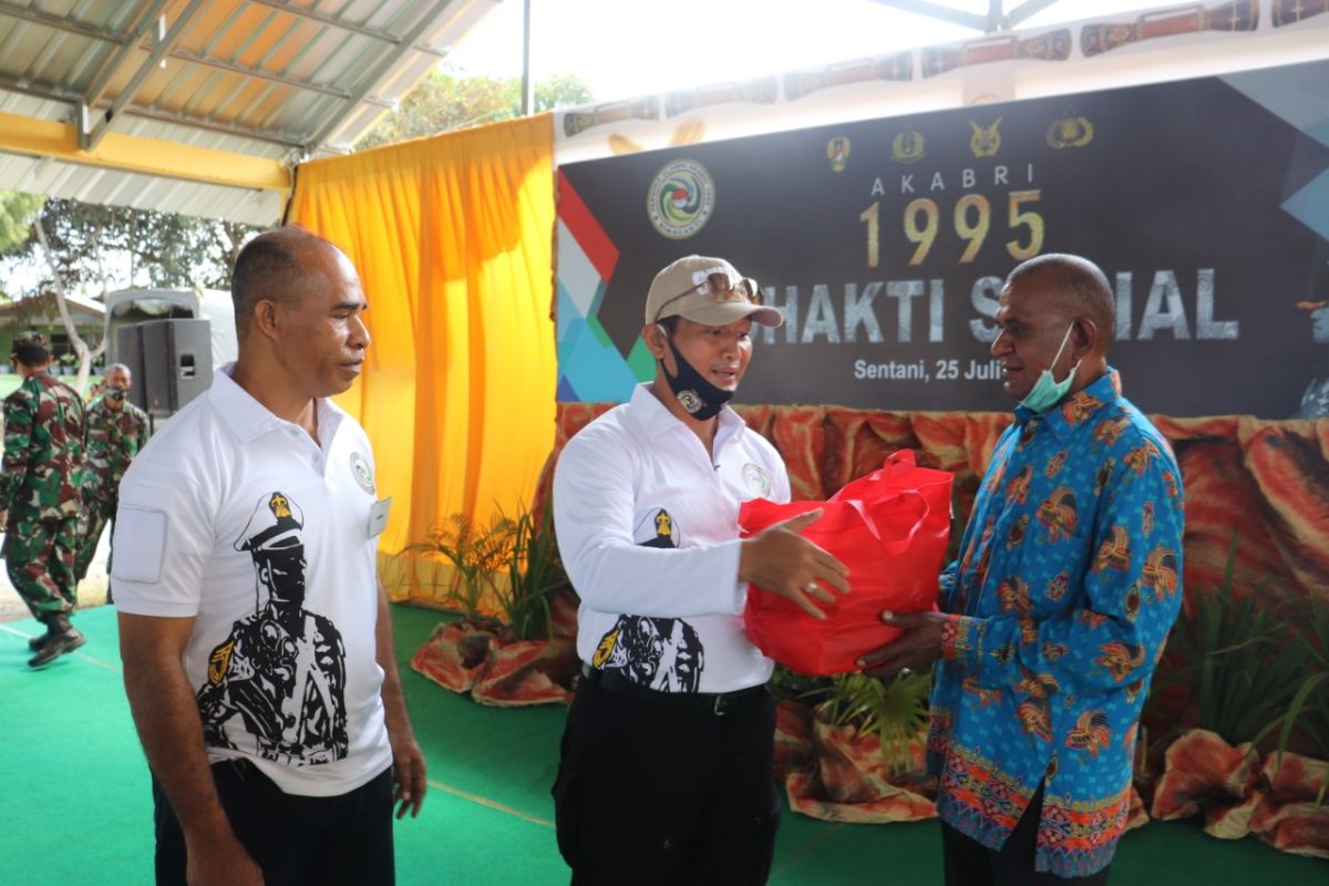 Alumni AKABRI 1995 salurkan bantuan 1.000 paket sembako warga Papua