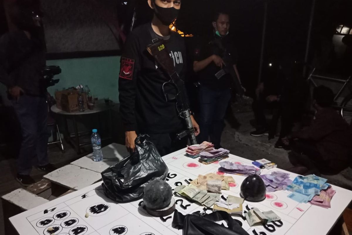 Asyik main dadu koprok, tiga pria warga Jakarta diciduk polisi