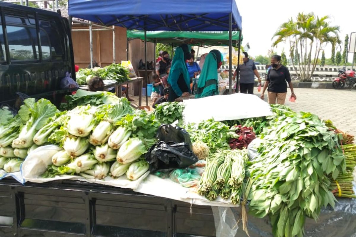 Pemkab Jayapura pasarkan aneka hasil petani warga di pasar tani