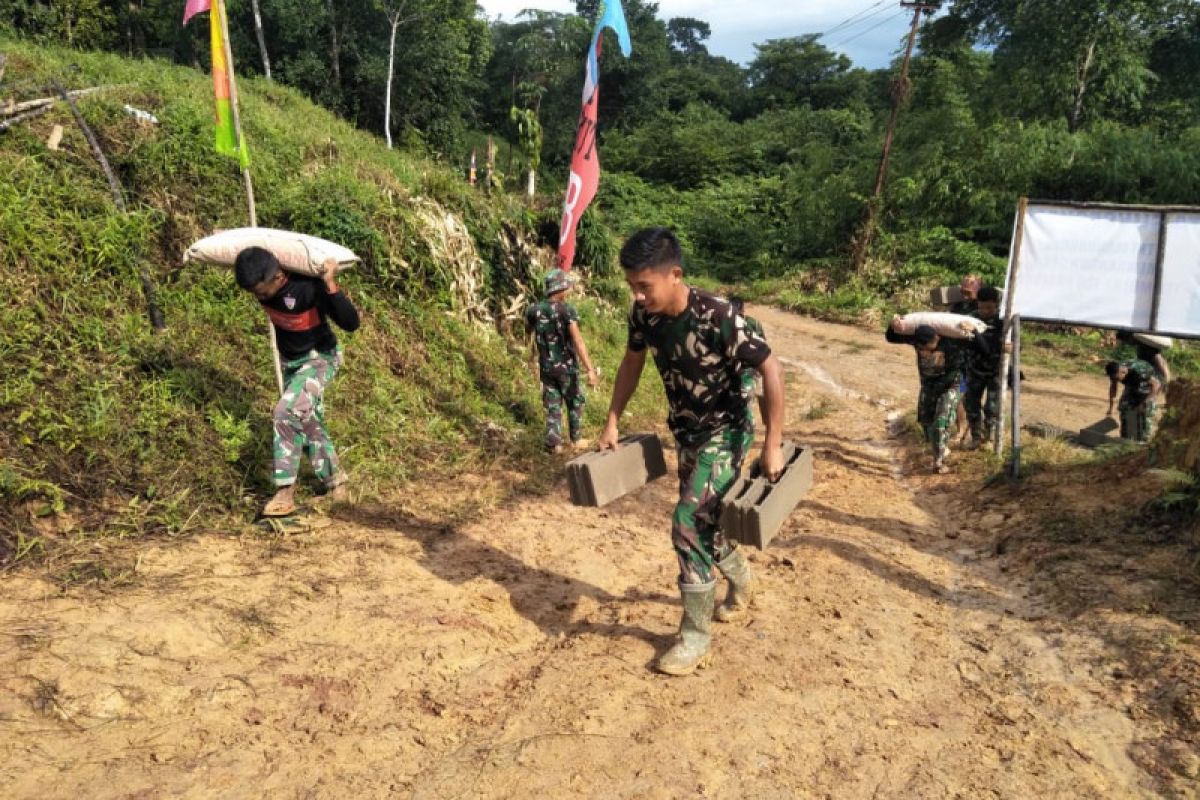 Tetap Semangat, anggotaTMMD 108 langsir bahan material secara manual