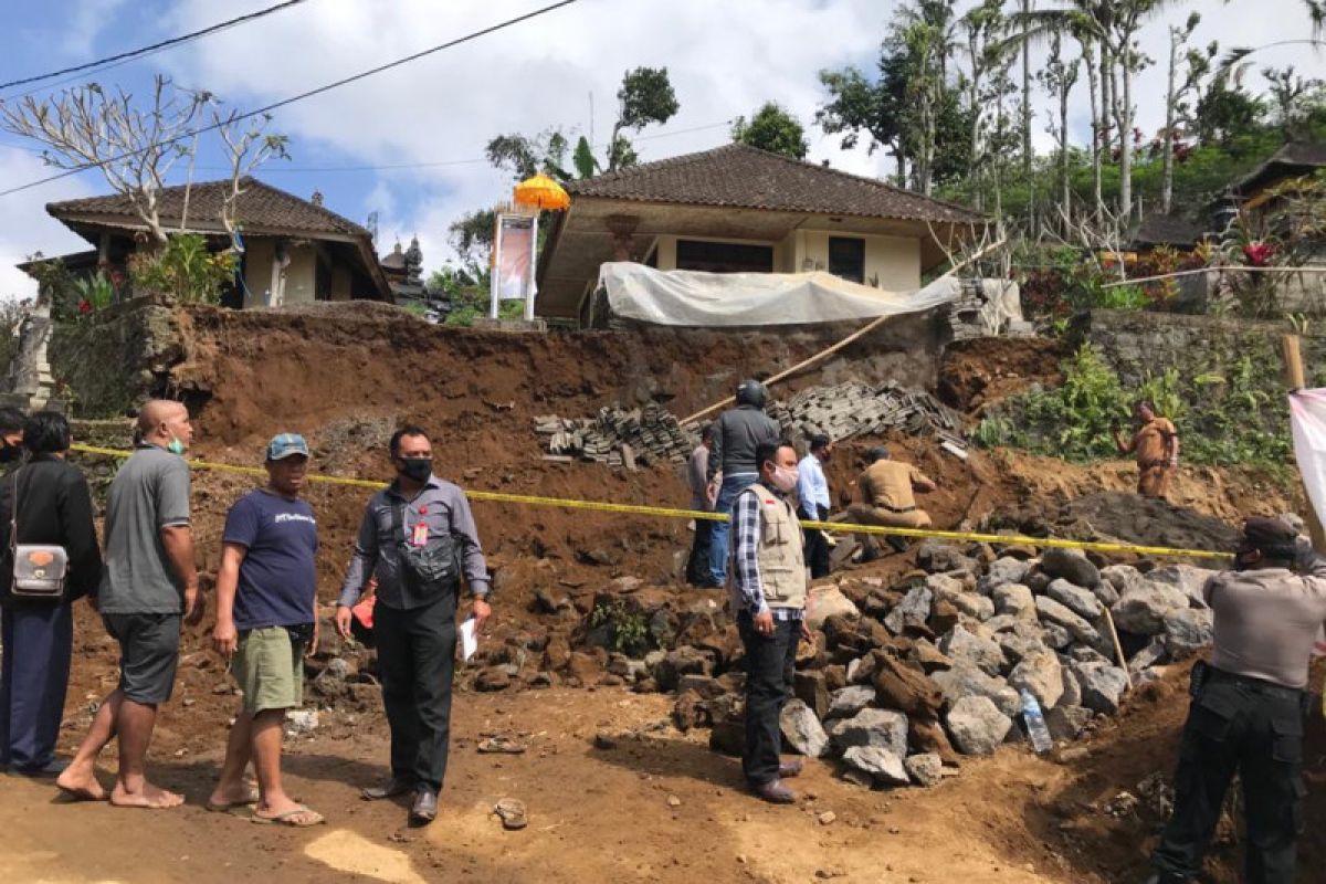 Buruh bangunan tewas tertimpa tanah longsor di Bali