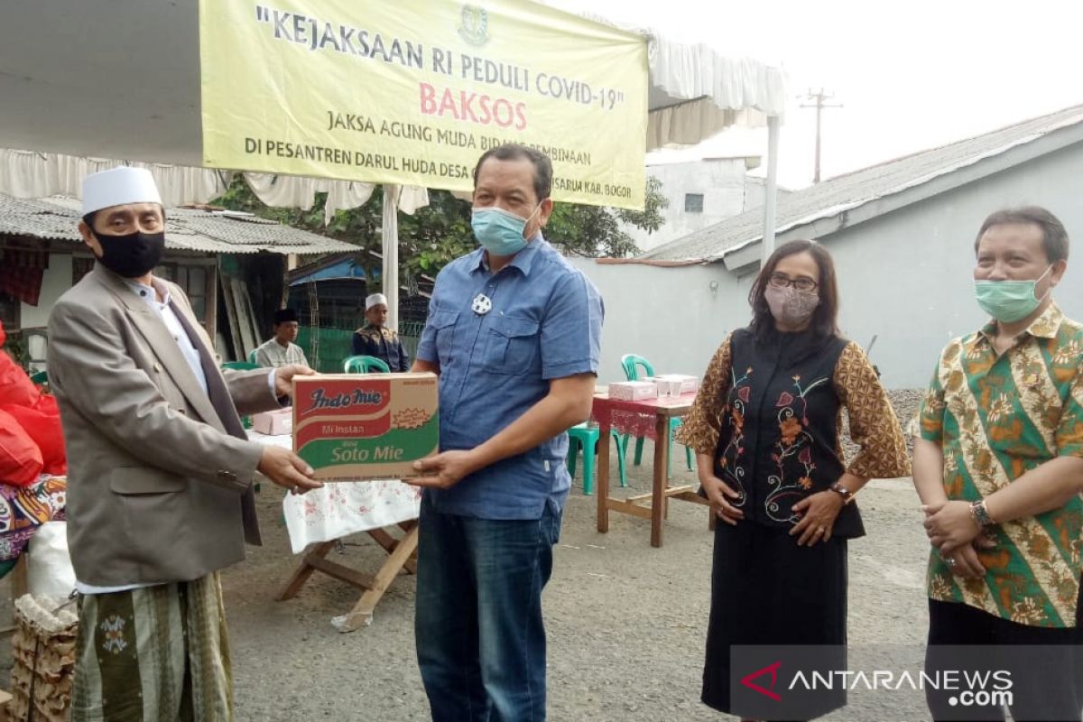 Kejaksaan Agung bagikan 1.200 paket sembako untuk warga Puncak Bogor