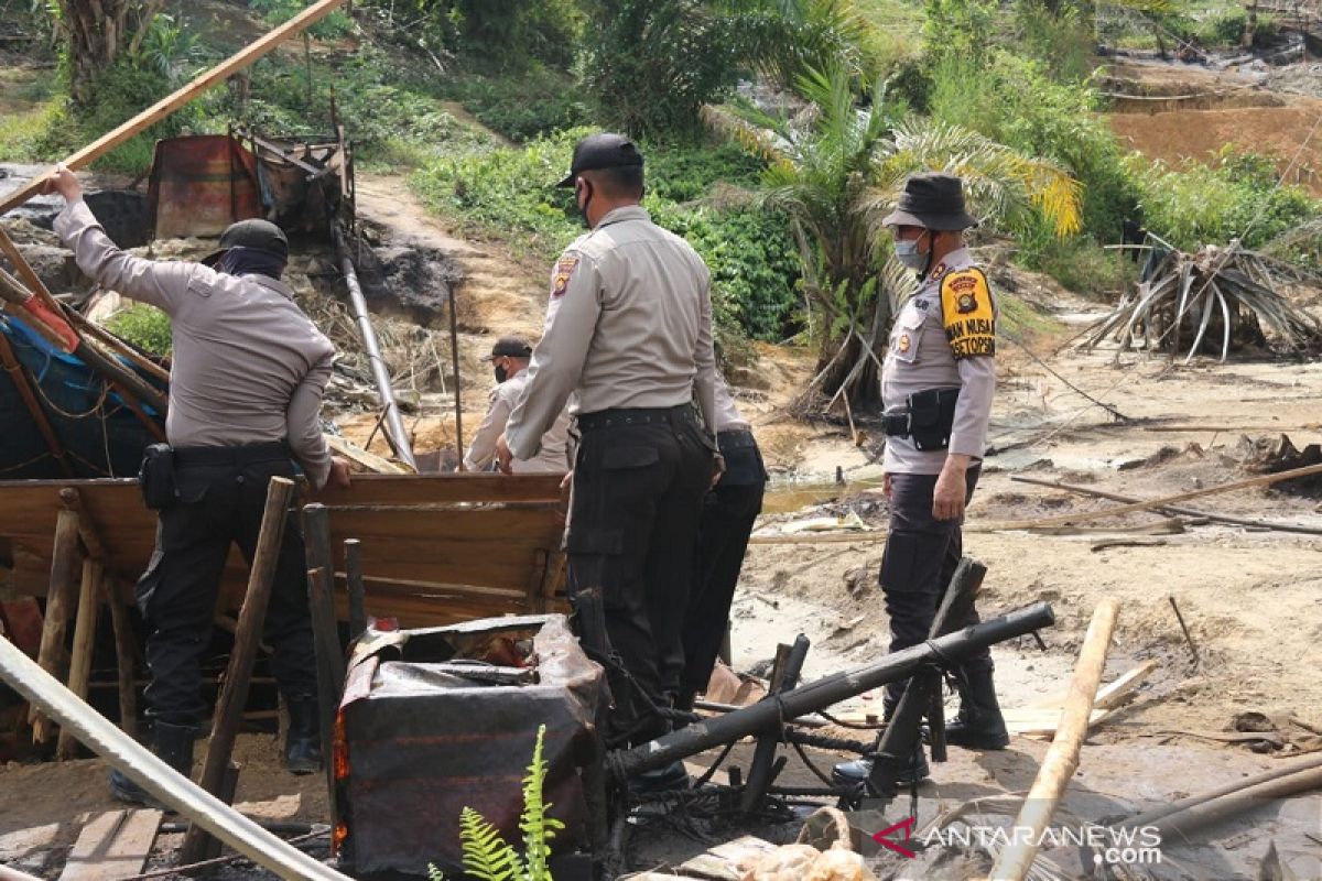 Tim gabungan Polri-TNI sumpal 230 sumur minyak ilegal di Batanghari, enam orang dimintai keterangan