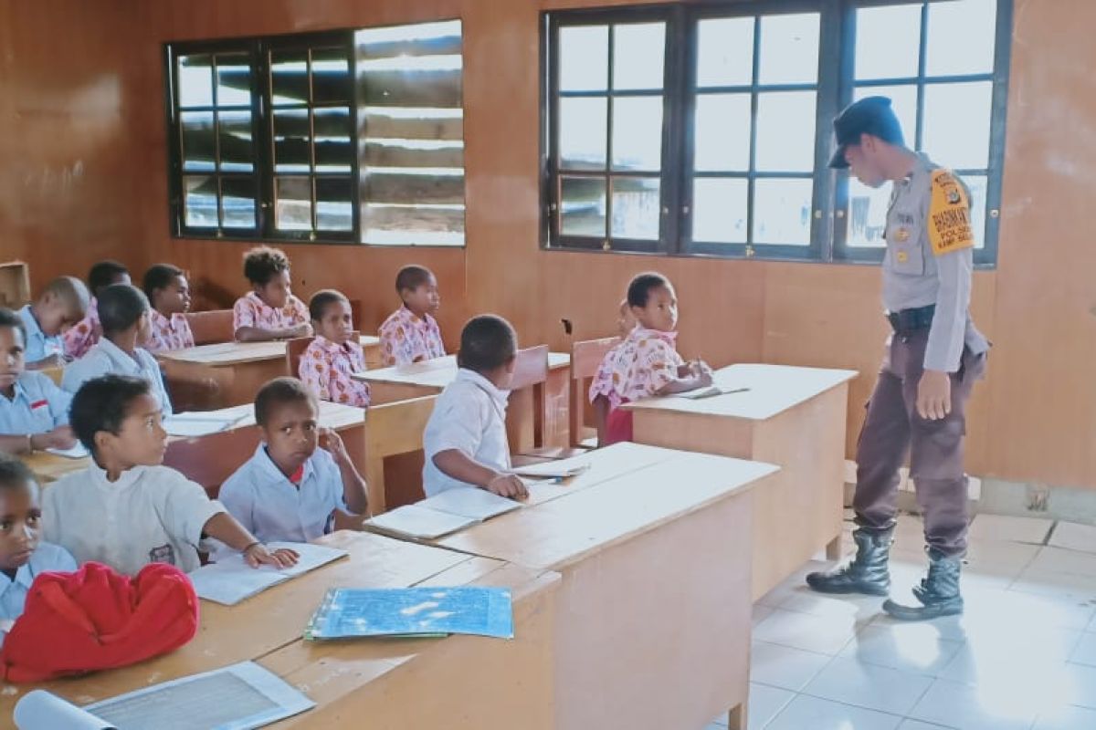 Polisi Puncak Jaya sosialisasi adaptasi kebiasaan baru kepada siswa di sekolah