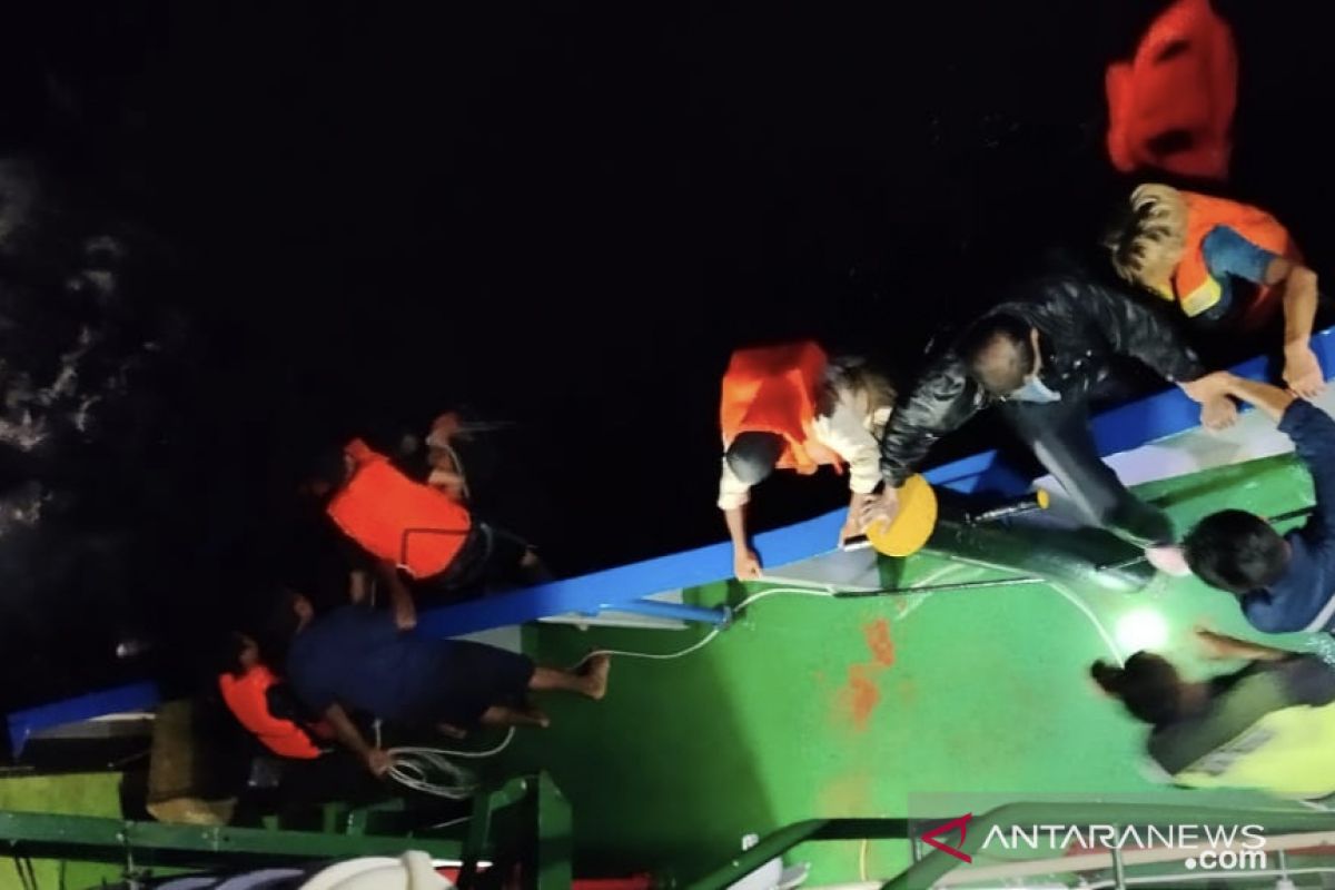 KLM Bukit Rahmat tenggelam, 30 penumpang berhasil diselamatkan