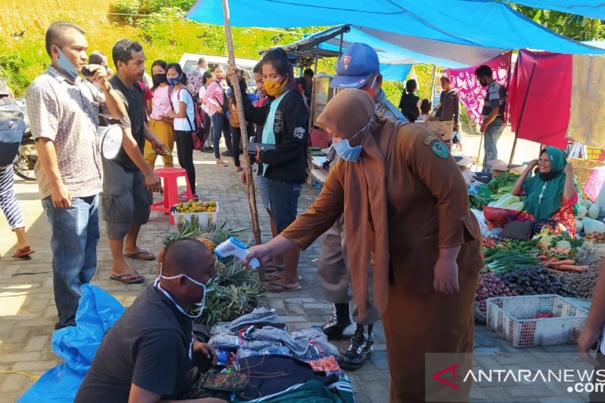 Pemkab Tapsel terus edukasi pedagang di pasar akan protokol kesehatan