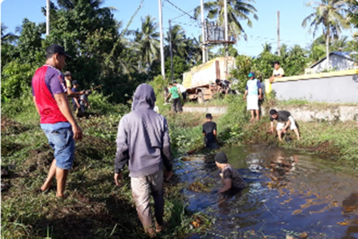 Karya bakti anggota TMMD bersihkan sungai kecil