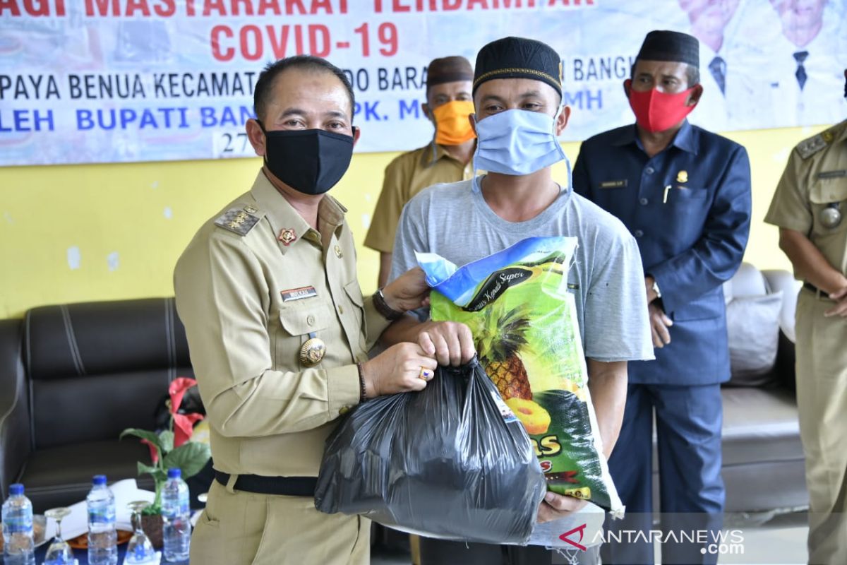 Bupati Bangka salurkan 1.047 paket sembako tahap ke tiga