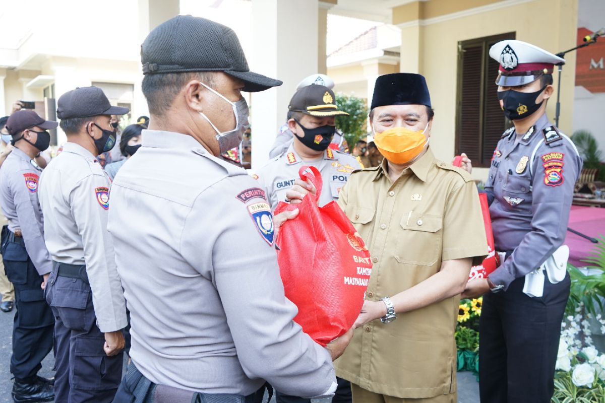 Alumni AKPOL 91 di Mataram membagikan ratusan paket sembako