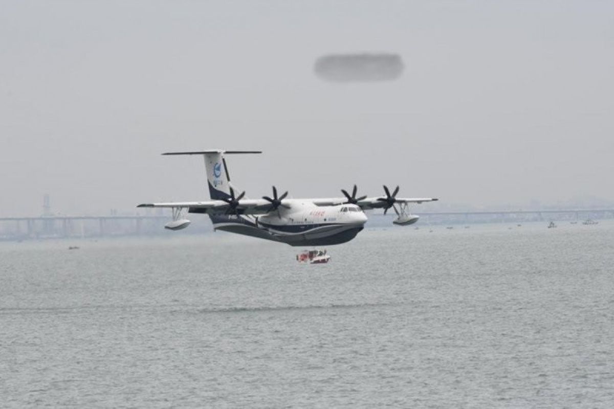 Pesawat amfibi China mengudara dari lepas pantai, untuk jalankan misi atasi karhutla