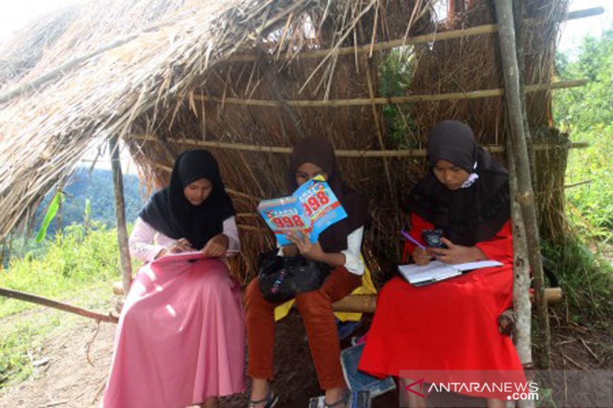 Siswa di Sikka, NTT belajar  dari rumah menggunakan radio