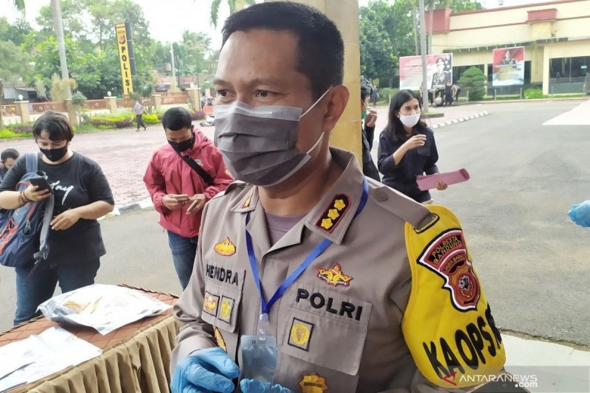 8 pemuda pesta miras di kuburan, mabuk dan keroyok polisi yang bertugas menertibkan