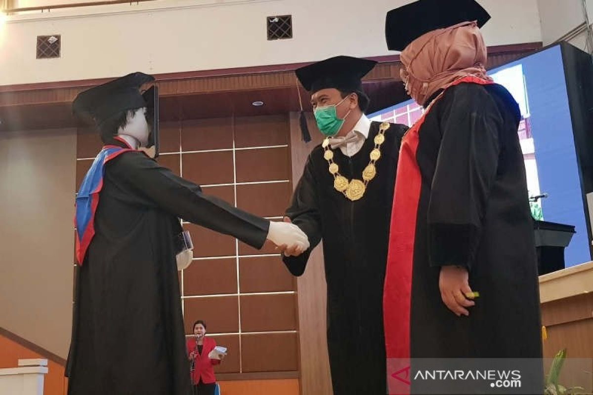 Tiga robot mewakili lulusan Undip dalam acara wisuda secara daring