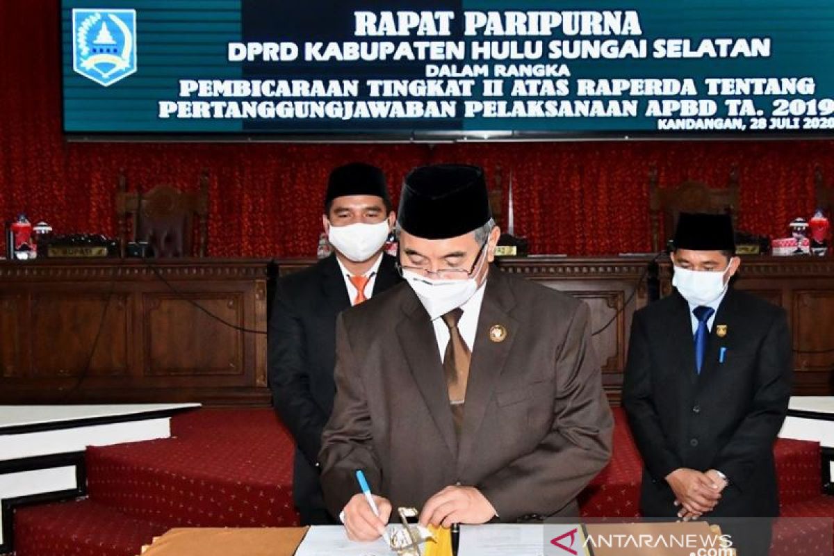 Semua Fraksi DPRD HSS bulat sepakati Raperda Pertanggungjawaban APBD 2019 menjadi Perda