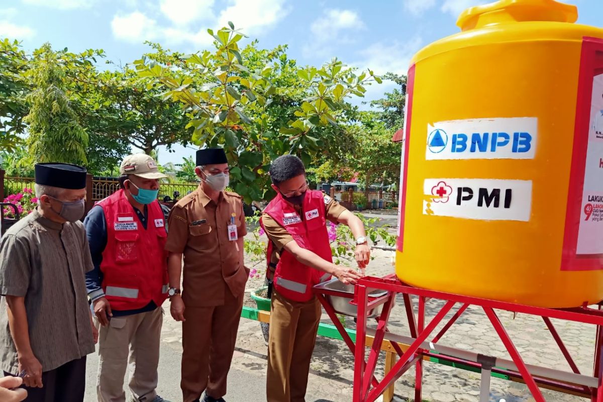 PMI bagi tangki air dan alat PHBS ke masjid