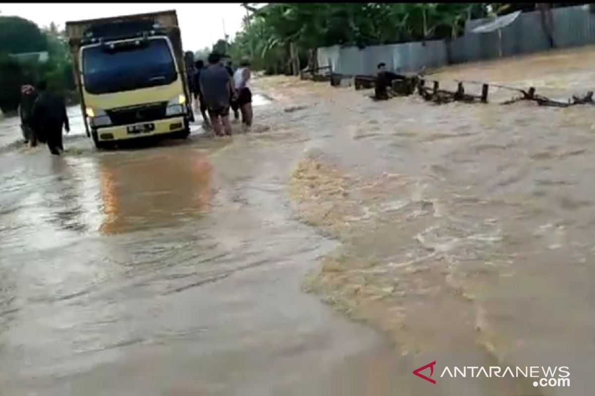 Mukomuko salurkan bantuan untuk korban banjir