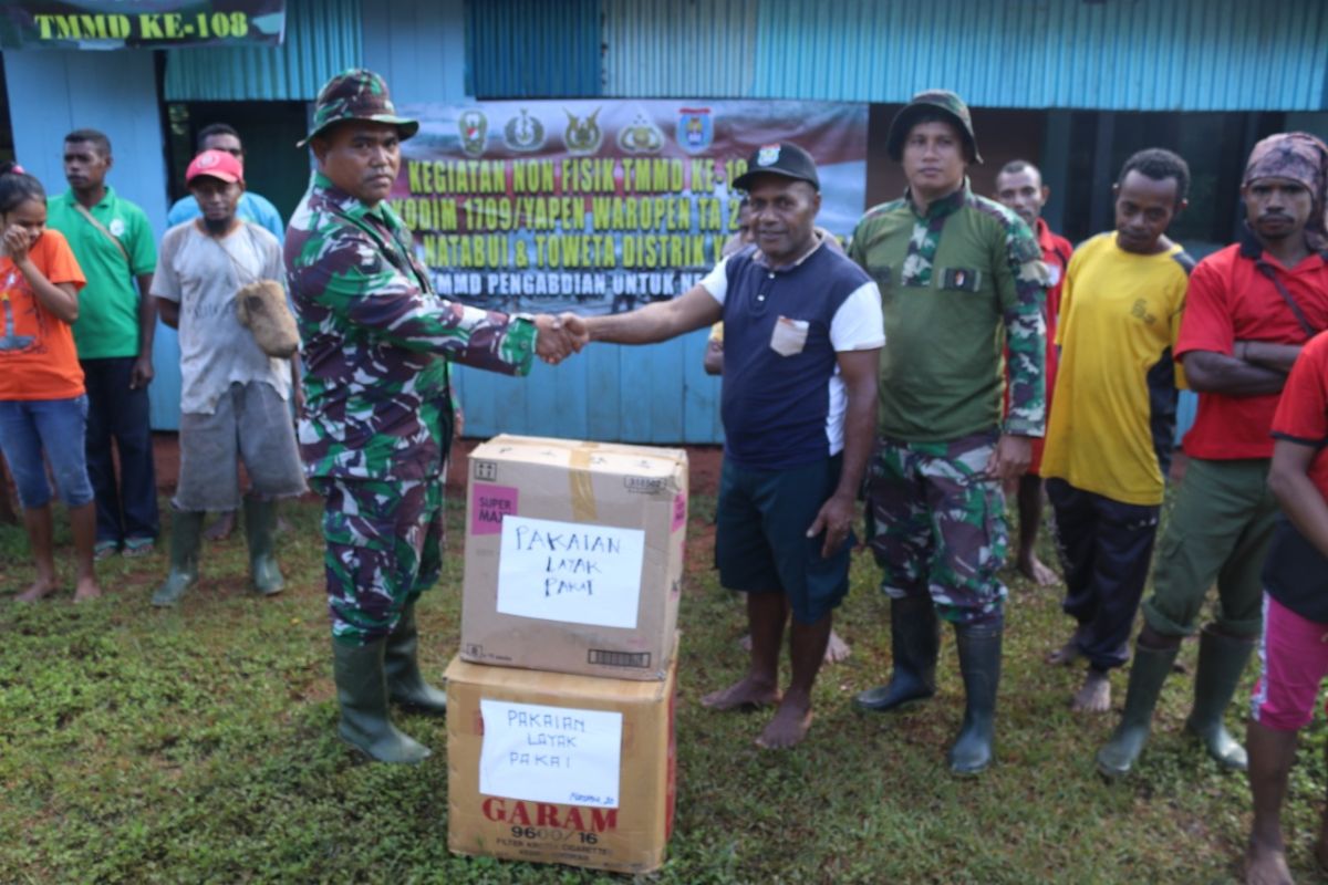 Satgas TMMD Kodim 1709/Yawa berbagi pakaian layak pakai warga kampung