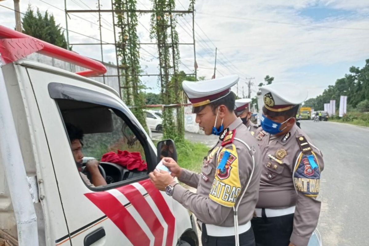 Masker untuk pengendara di Operasi Patuh Toba 2020 Simalungun