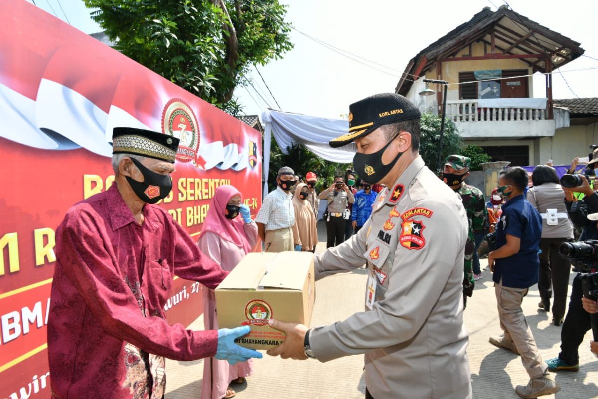 Polri salurkan 800 paket sembako untuk purnawirawan-warakawuri TNI AU