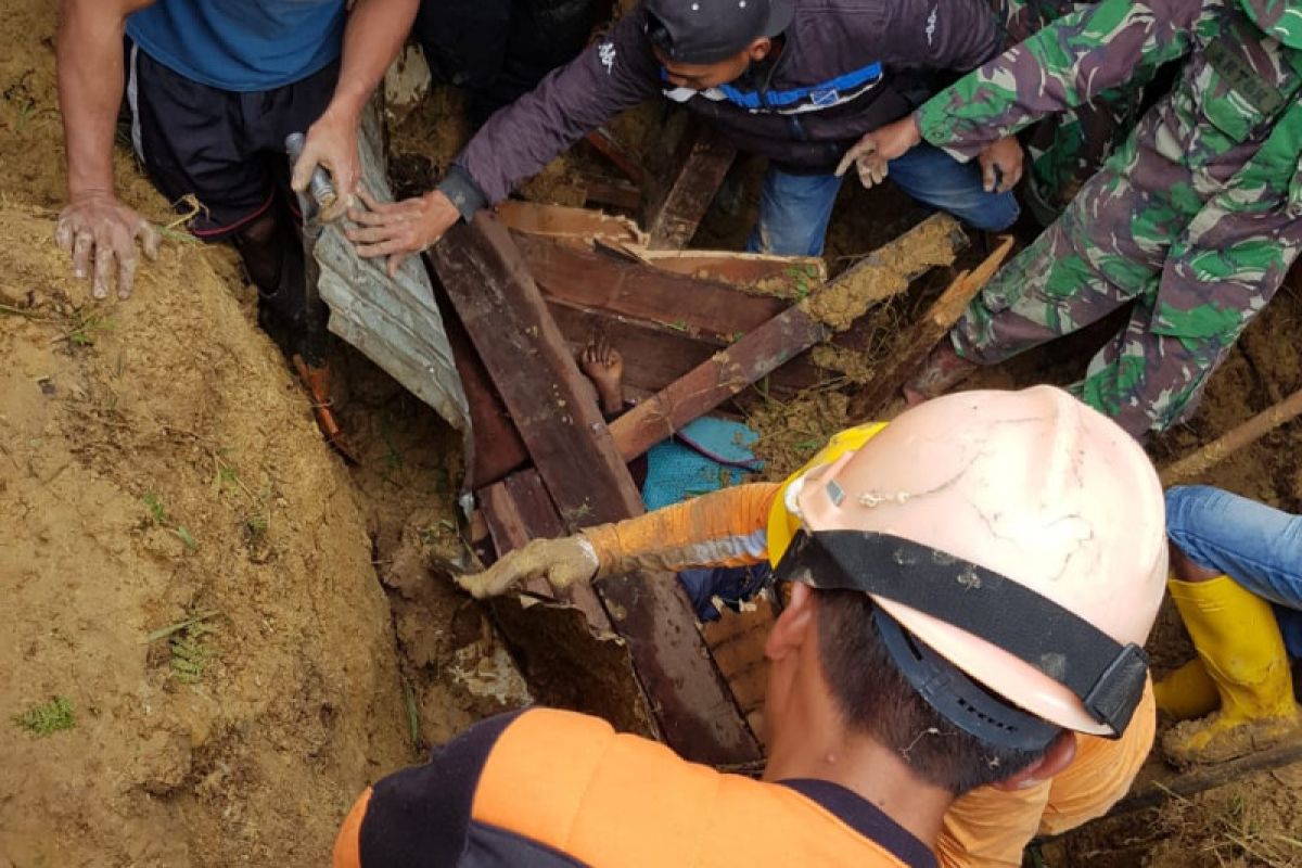 BPBD Paniai-Koramil Enarotali evakuasi korban longsor di Kampung Dupia