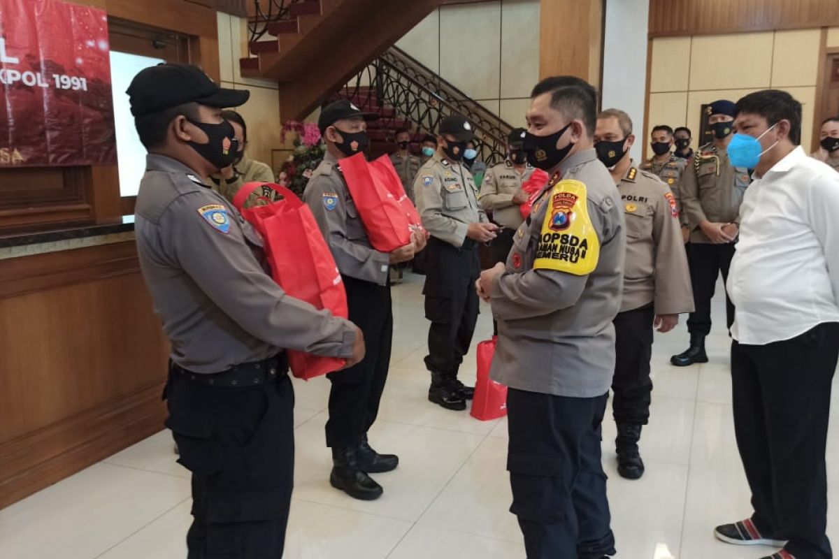 Ujung tombak penanganan COVID-19, sebanyak 5.000 bhabinkamtibmas Jatim dapat paket sembako