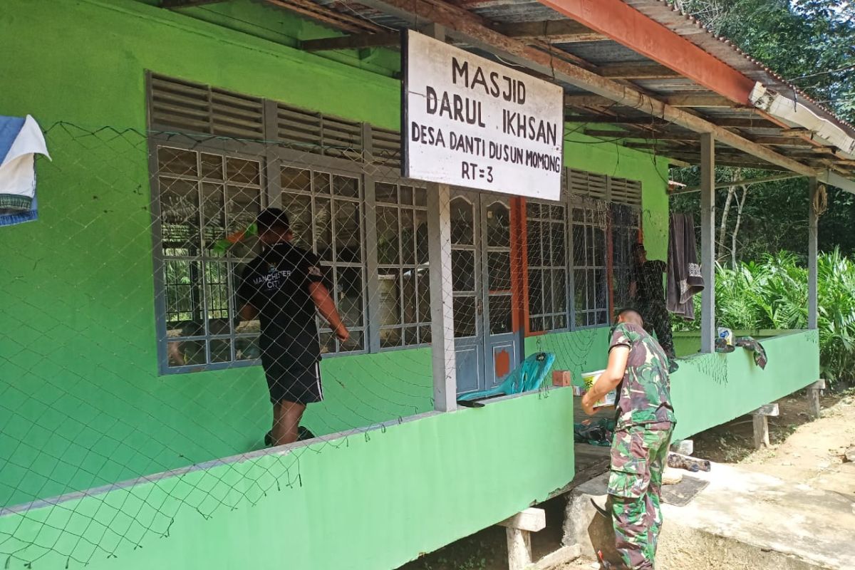 Satgas TMMD 108 Kodim 1202/Skw lakukan pengecatan Masjid Dusun Momong