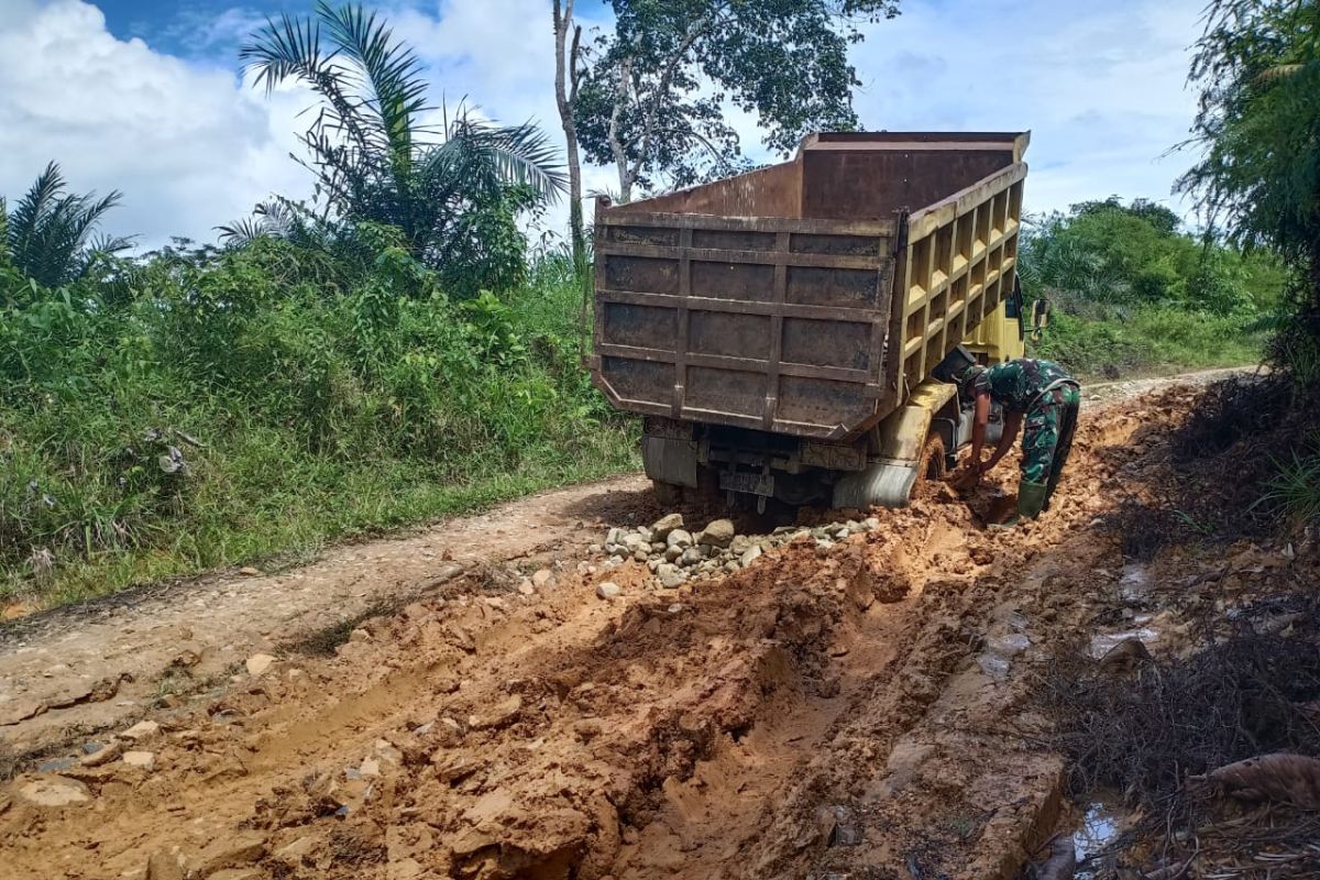 Satgas TMMD 108 terus kerahkan Dump Truck kerjakan penimbunan jalan