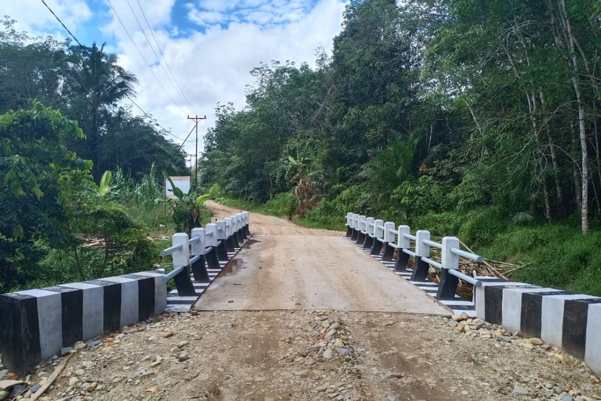 Berkat kemanunggalan, Satgas TMMD bersama warga berhasil selesaikan jembatan