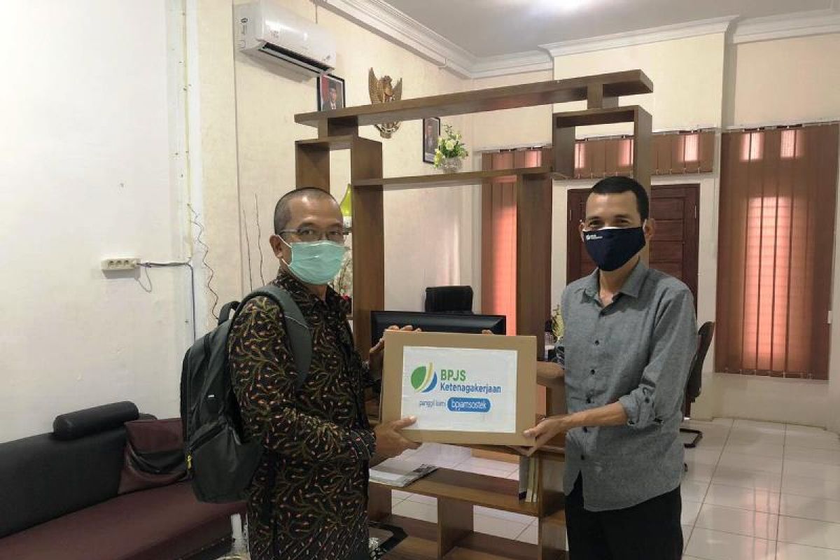 BPJamsostek Madina donasikan masker dan vitamin