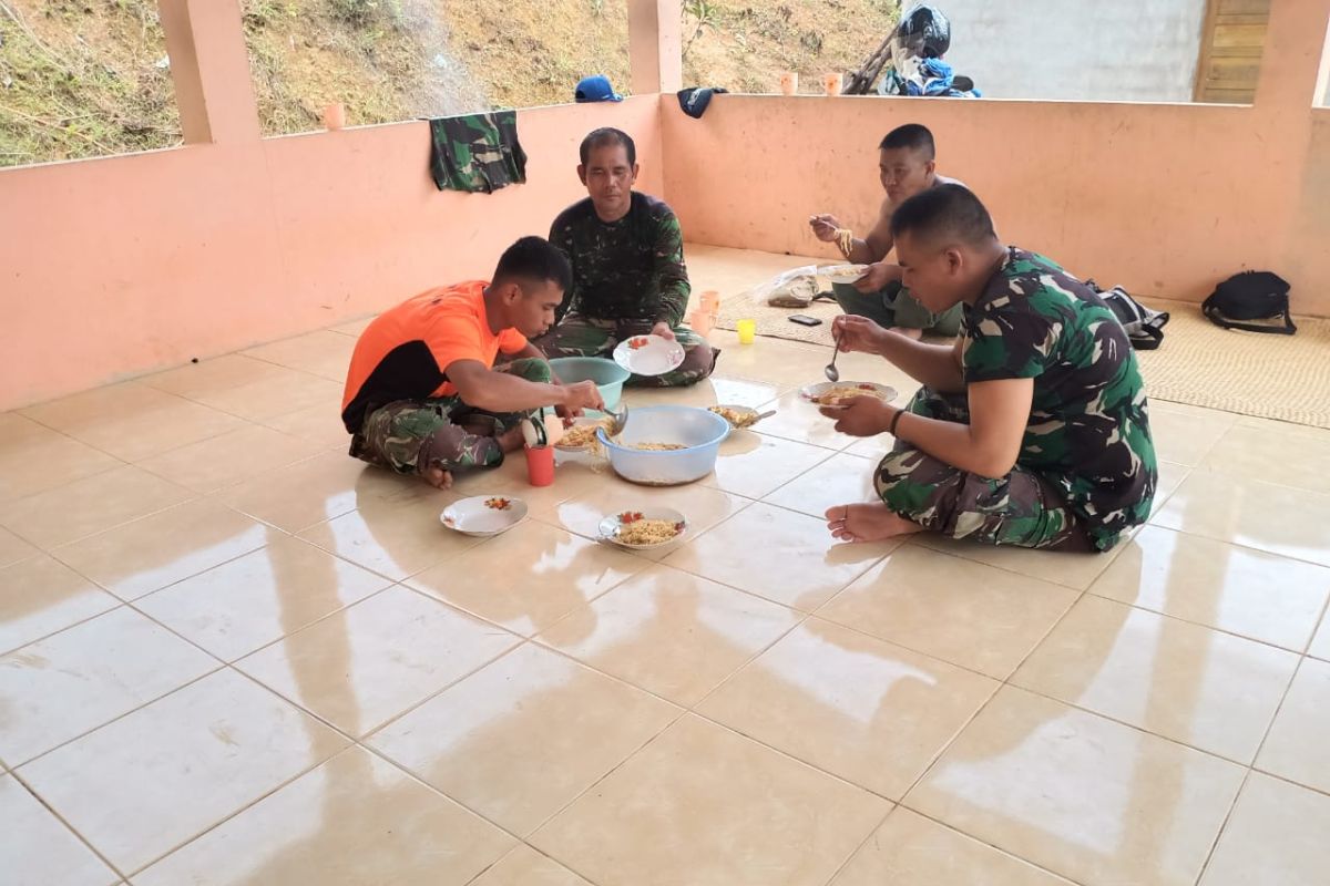 Anggota Satgas TMMD makan bersama dengan penuh kebersamaan