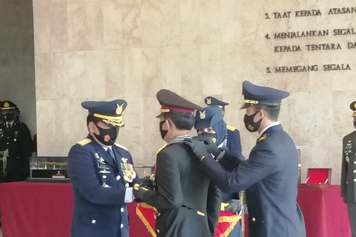 Kapolri Jenderal Pol Idham Azis dianugerahi Bintang Angkatan Kelas Utama