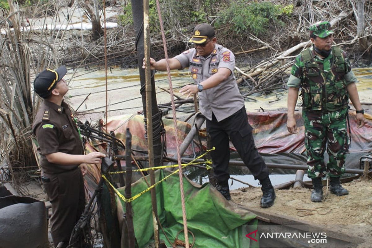 Polisi tutup 30 sumur minyak ilegal di Lubuk Napal Jambi