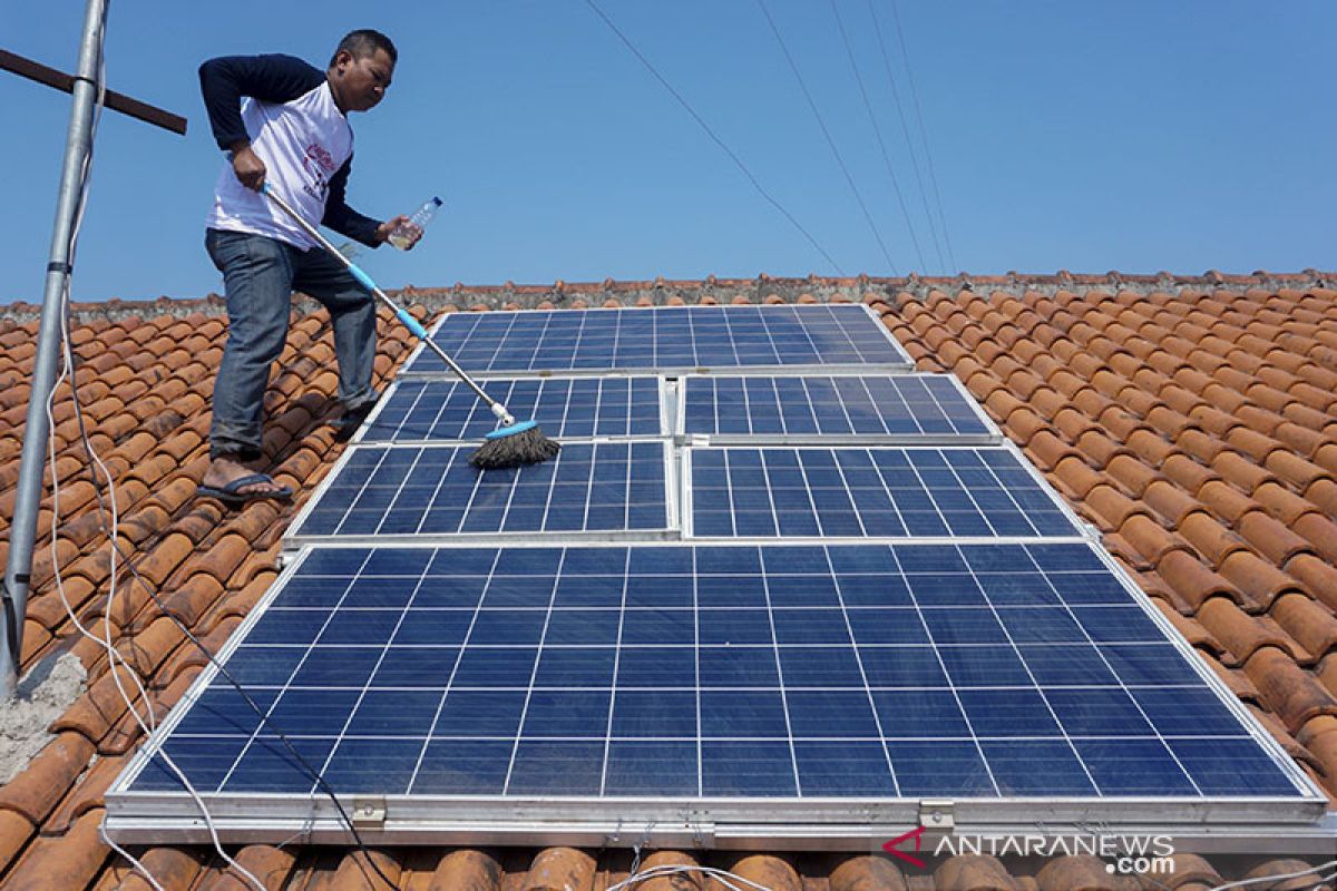 Baznas Sanggau salurkan solar sel ke Masjid Al Muttaqin Dusun Sekura