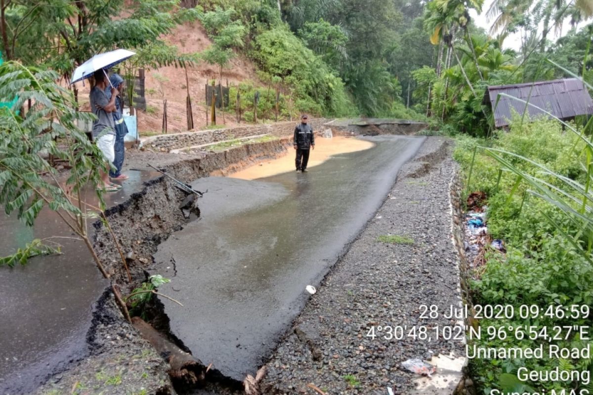 Hujan sebabkan badan jalan di Sungai Mas Aceh Barat amblas 30 meter