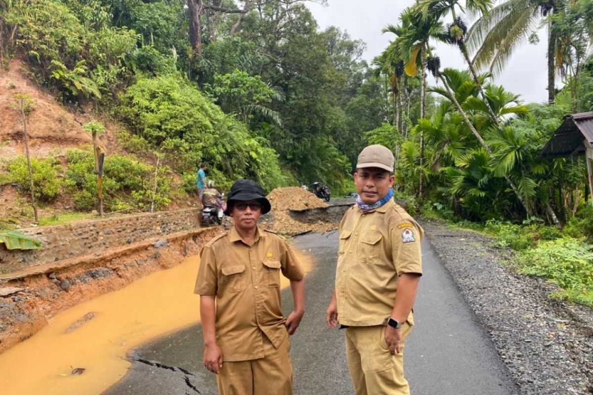 Tim URC PUPR Aceh Barat mulai tangani longsor jalan di Sungai Mas