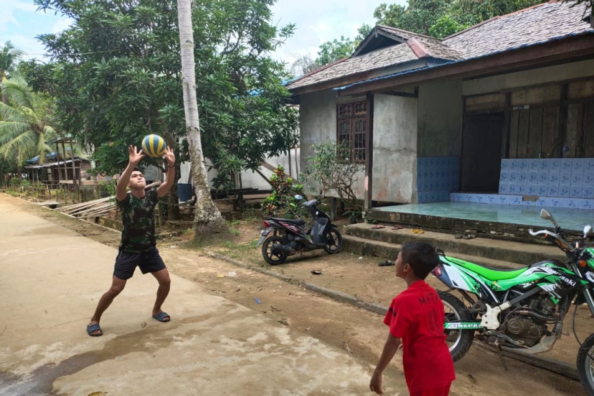 Anggota TMMD ajak anak-anak latihan bola volli