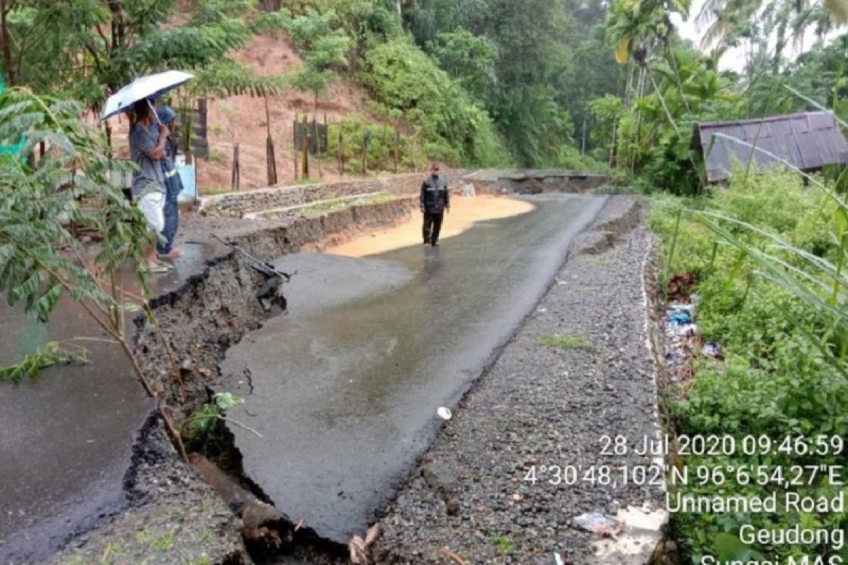 Diguyur hujan deras,  badan jalan di Sungai Mas Aceh Barat amblas 30 meter