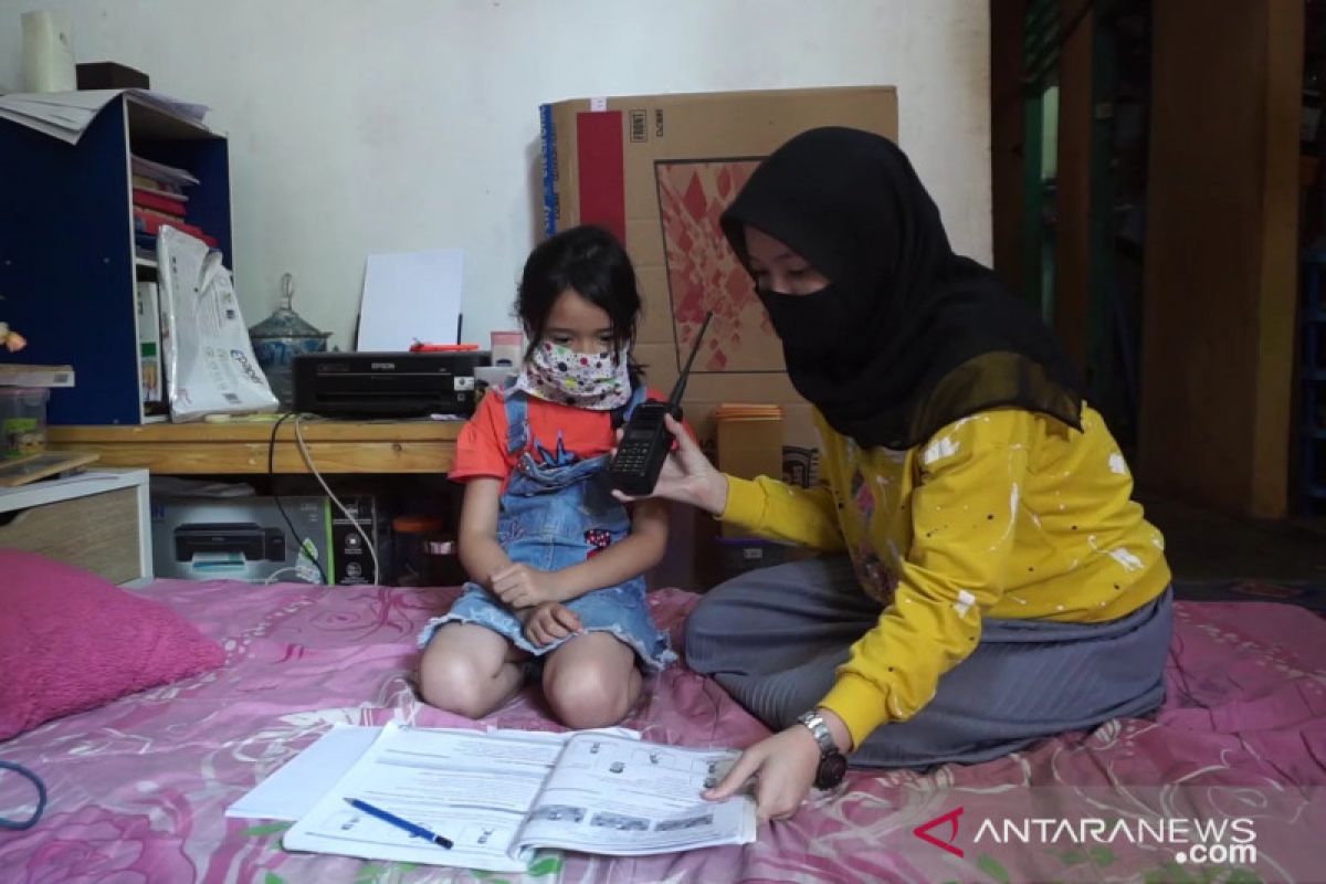 Polres Cianjur pinjamkan HT untuk proses belajar mengajar siswa dirumah