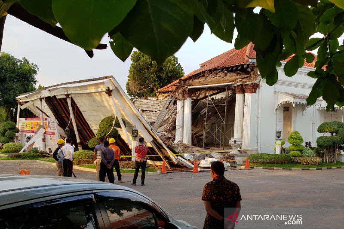 Sebelum ambruk, Gedung OJK Jateng sudah menunjukkan kerusakan