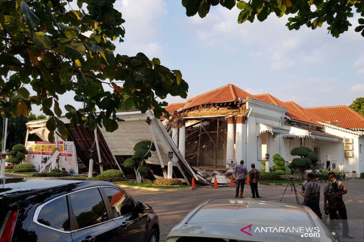 Lobi depan Gedung OJK Jateng  ambruk