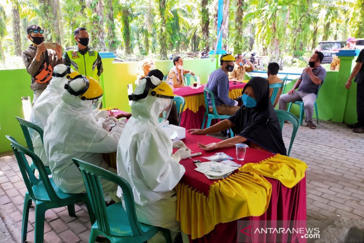 35 warga Desa Pasar Seluma jalani rapid test